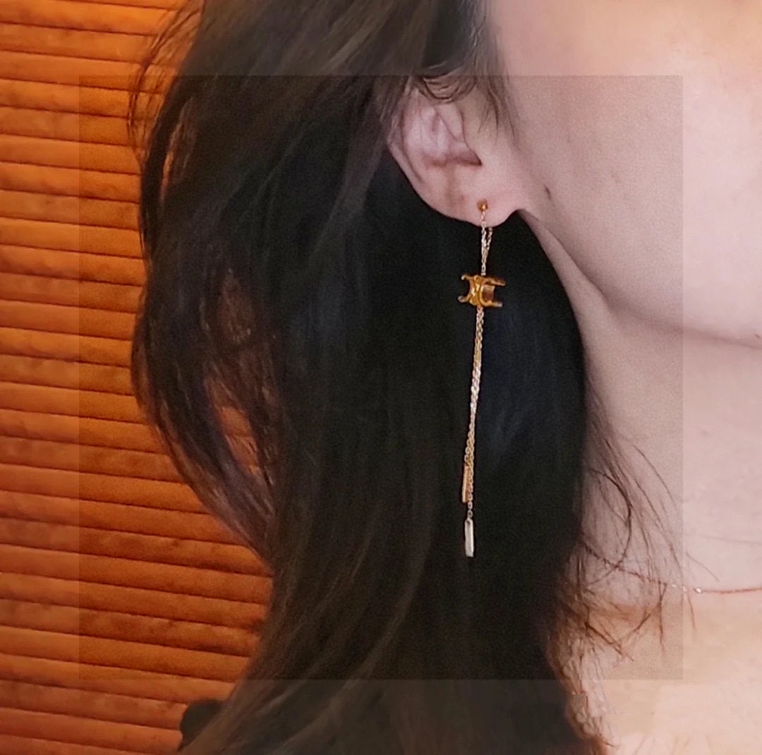  Celine赛琳中古流苏耳钉😍 赛琳已经自成一股流行元素，持续为女性诠释优雅、创造时尚，Celine家