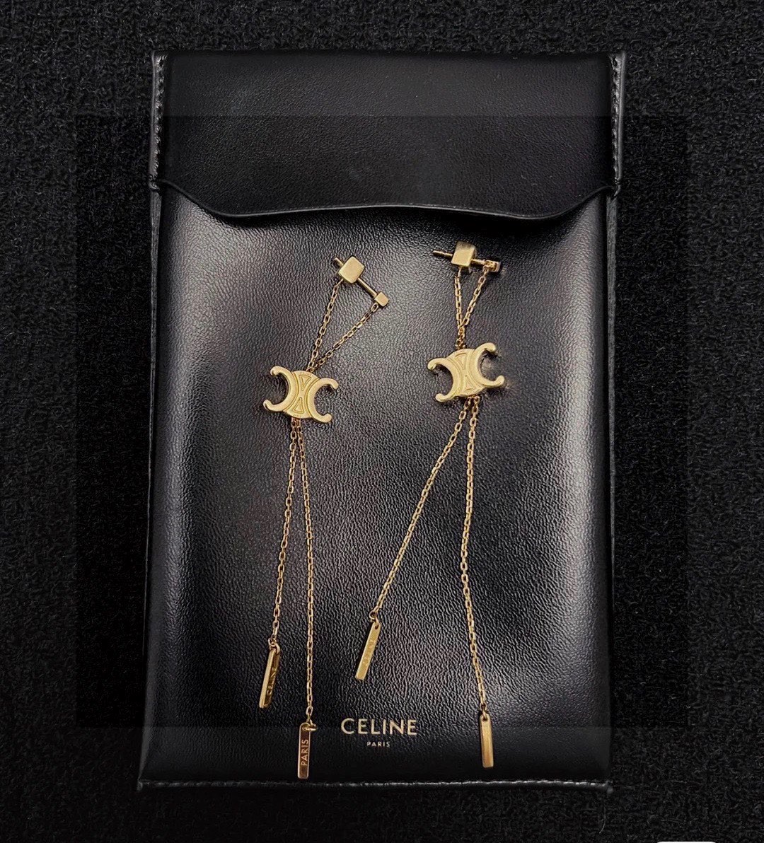  Celine赛琳中古流苏耳钉😍 赛琳已经自成一股流行元素，持续为女性诠释优雅、创造时尚，Celine家