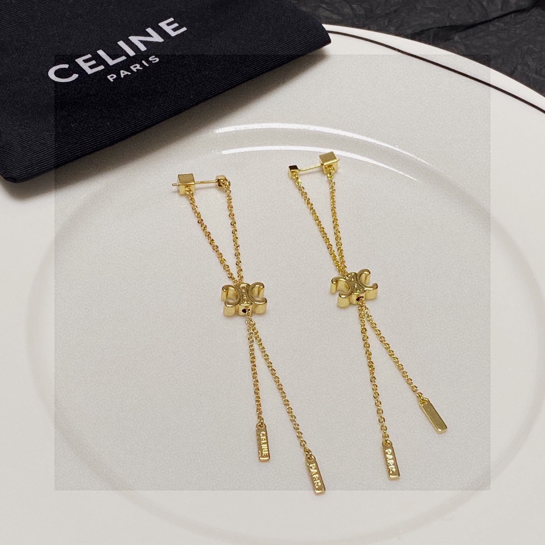  Celine赛琳中古流苏耳钉😍 赛琳已经自成一股流行元素，持续为女性诠释优雅、创造时尚，Celine家