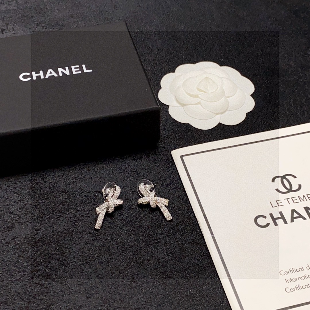 💘 小红书推荐25新款耳钉💝Chanel 香奈儿满钻蝴蝶结🎀耳环▲非常漂亮 专柜一致黄铜材质非常非常简洁