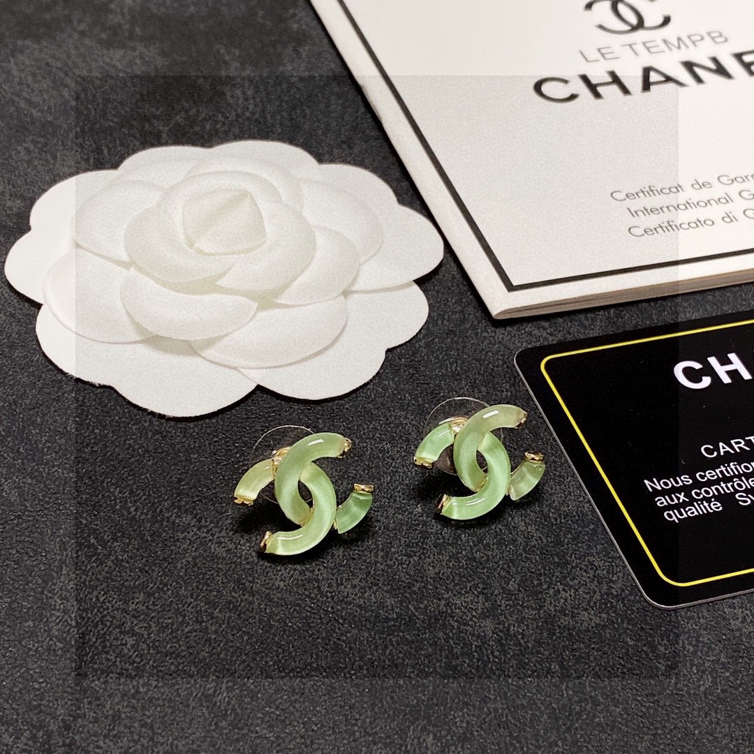  Chanel香奈儿耳钉🥰浅绿色晶莹剔透😍👀小香家的款式真心无需多介绍😘🎶每一款都超好看，精致大方，非常