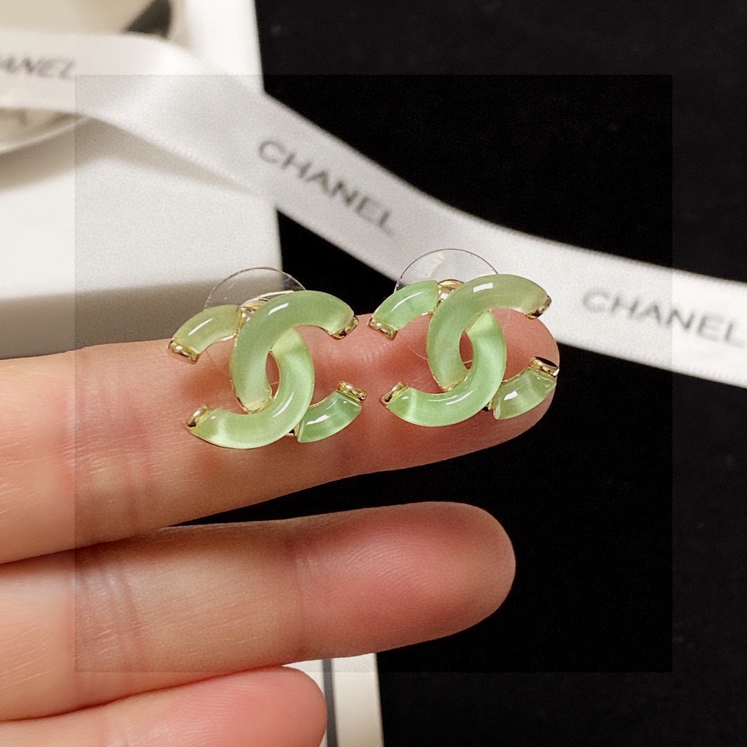  Chanel香奈儿耳钉🥰浅绿色晶莹剔透😍👀小香家的款式真心无需多介绍😘🎶每一款都超好看，精致大方，非常