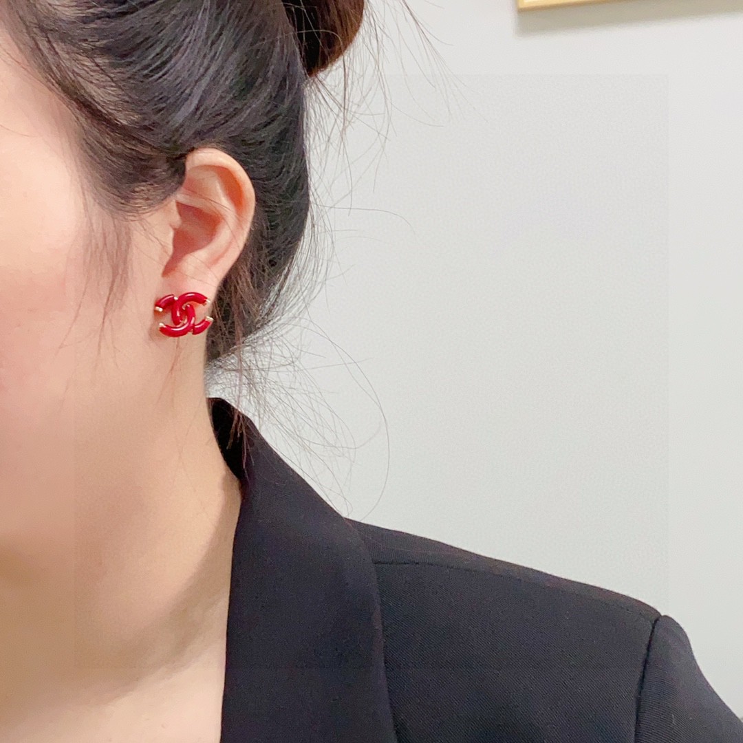  Chanel香奈儿耳钉🥰新年红晶莹剔透😍👀小香家的款式真心无需多介绍😘🎶每一款都超好看，精致大方，非常