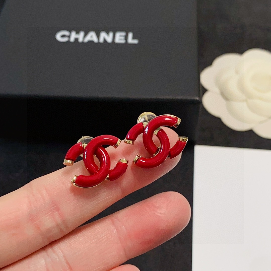  Chanel香奈儿耳钉🥰新年红晶莹剔透😍👀小香家的款式真心无需多介绍😘🎶每一款都超好看，精致大方，非常