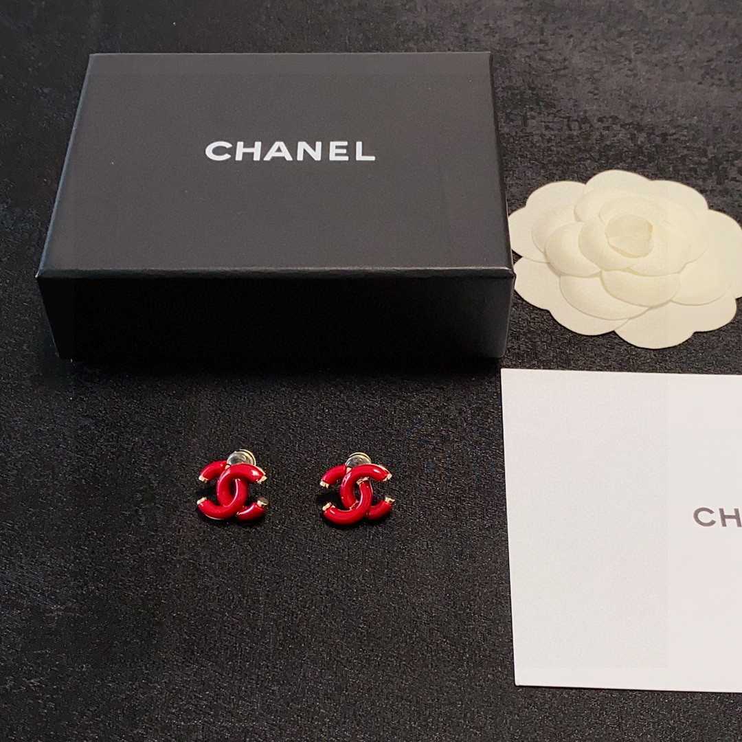  Chanel香奈儿耳钉🥰新年红晶莹剔透😍👀小香家的款式真心无需多介绍😘🎶每一款都超好看，精致大方，非常