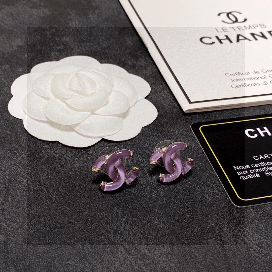  Chanel香奈儿耳钉🥰浅紫色晶莹剔透😍👀小香家的款式真心无需多介绍😘🎶每一款都超好看，精致大方，非常