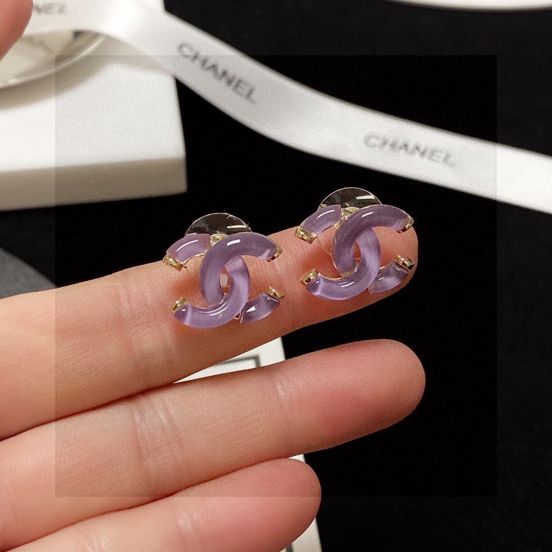  Chanel香奈儿耳钉🥰浅紫色晶莹剔透😍👀小香家的款式真心无需多介绍😘🎶每一款都超好看，精致大方，非常