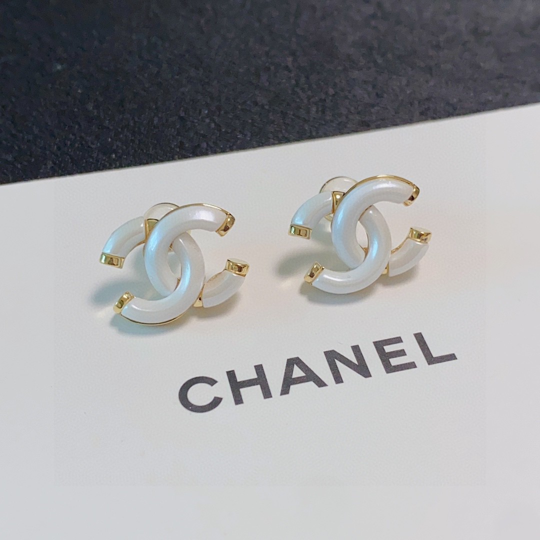  新款上市🥰高端Chanel 小香双C简约白色耳钉耳坠🌺这款耳环真的超级美👗看着设计简单👍但是佩戴效果好