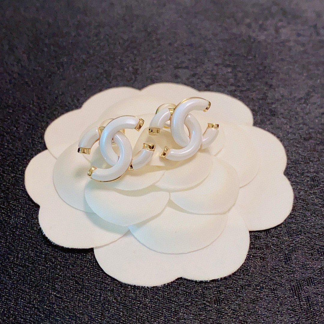  新款上市🥰高端Chanel 小香双C简约白色耳钉耳坠🌺这款耳环真的超级美👗看着设计简单👍但是佩戴效果好