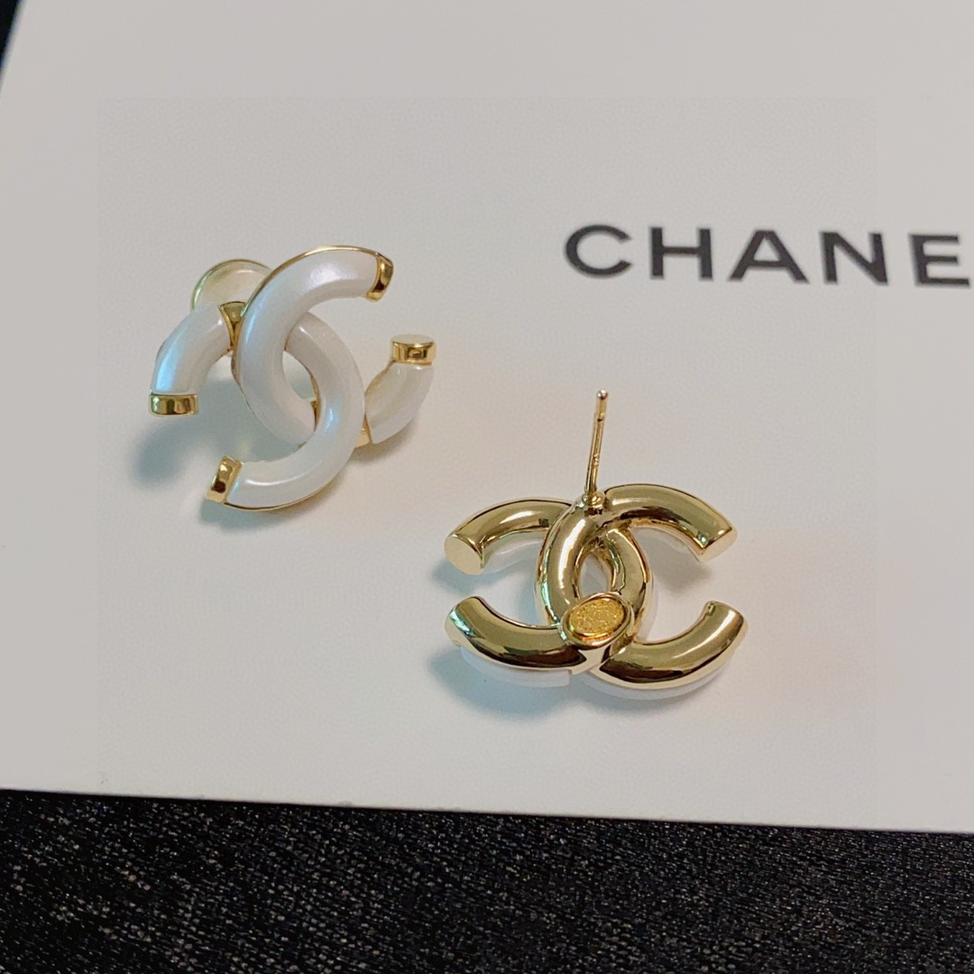  新款上市🥰高端Chanel 小香双C简约白色耳钉耳坠🌺这款耳环真的超级美👗看着设计简单👍但是佩戴效果好