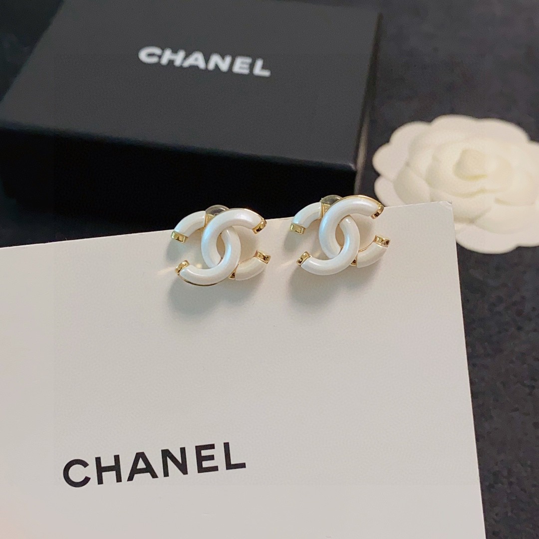  新款上市🥰高端Chanel 小香双C简约白色耳钉耳坠🌺这款耳环真的超级美👗看着设计简单👍但是佩戴效果好