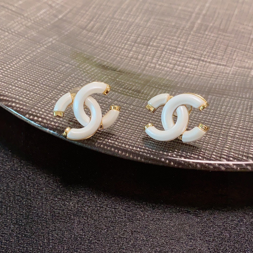  新款上市🥰高端Chanel 小香双C简约白色耳钉耳坠🌺这款耳环真的超级美👗看着设计简单👍但是佩戴效果好