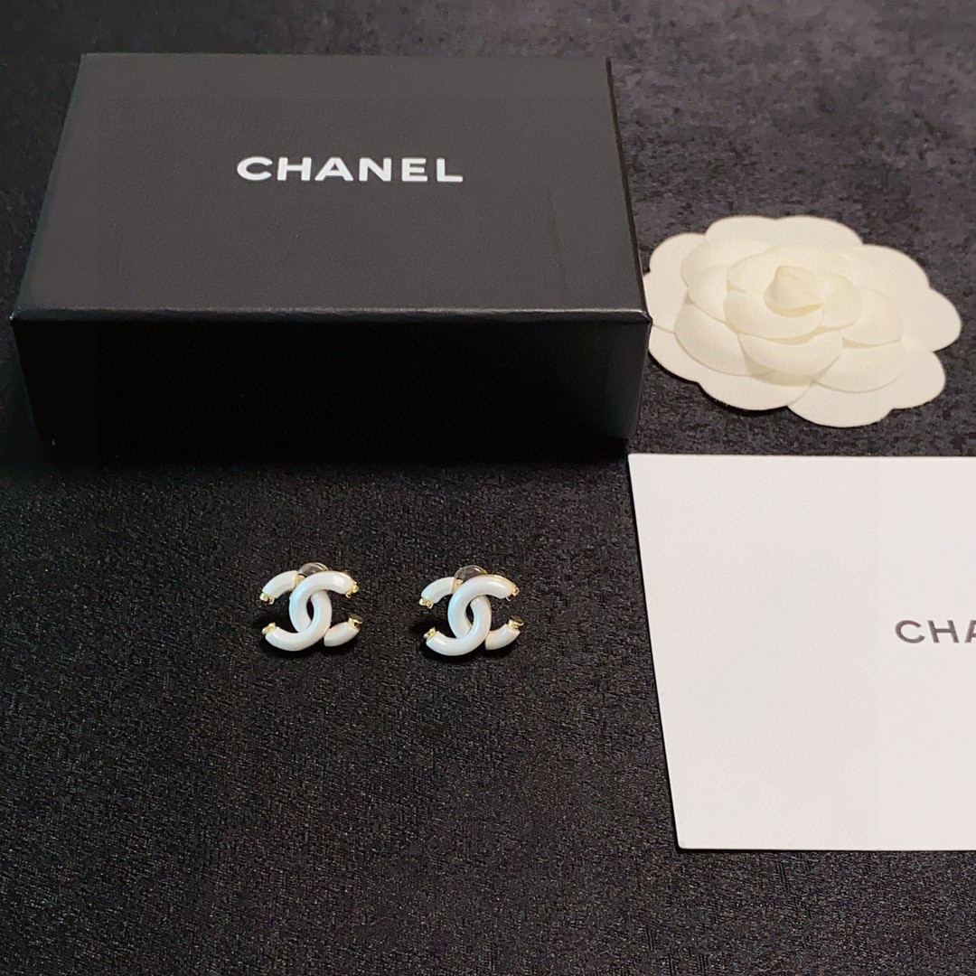  新款上市🥰高端Chanel 小香双C简约白色耳钉耳坠🌺这款耳环真的超级美👗看着设计简单👍但是佩戴效果好