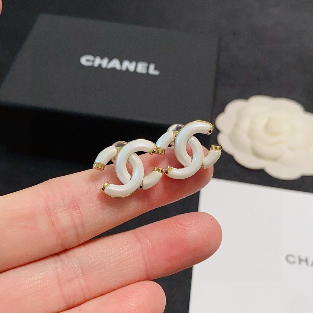  新款上市🥰高端Chanel 小香双C简约白色耳钉耳坠🌺这款耳环真的超级美👗看着设计简单👍但是佩戴效果好