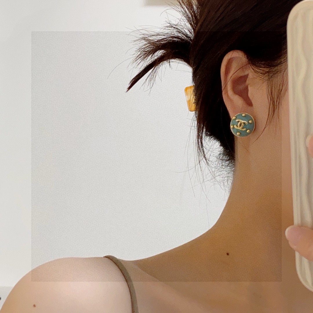 🥰Chanel 小香双C简约耳钉🌺这款耳环真的超级美👗看着设计简单👍但是佩戴效果好看到爆👍就连我这种小耳