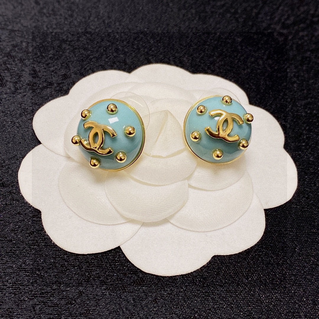 🥰Chanel 小香双C简约耳钉🌺这款耳环真的超级美👗看着设计简单👍但是佩戴效果好看到爆👍就连我这种小耳