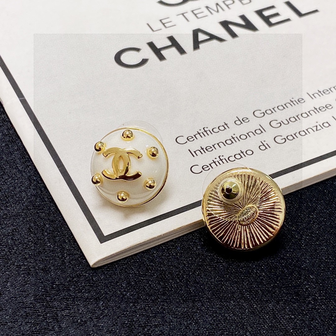 🥰Chanel 小香双C简约耳钉🌺这款耳环真的超级美👗看着设计简单👍但是佩戴效果好看到爆👍就连我这种小耳