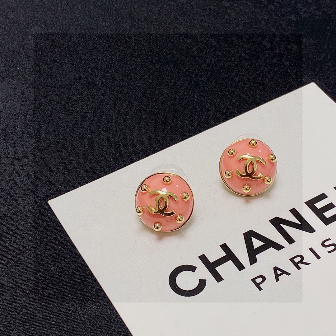 🥰Chanel 小香双C简约耳钉🌺这款耳环真的超级美👗看着设计简单👍但是佩戴效果好看到爆👍就连我这种小耳