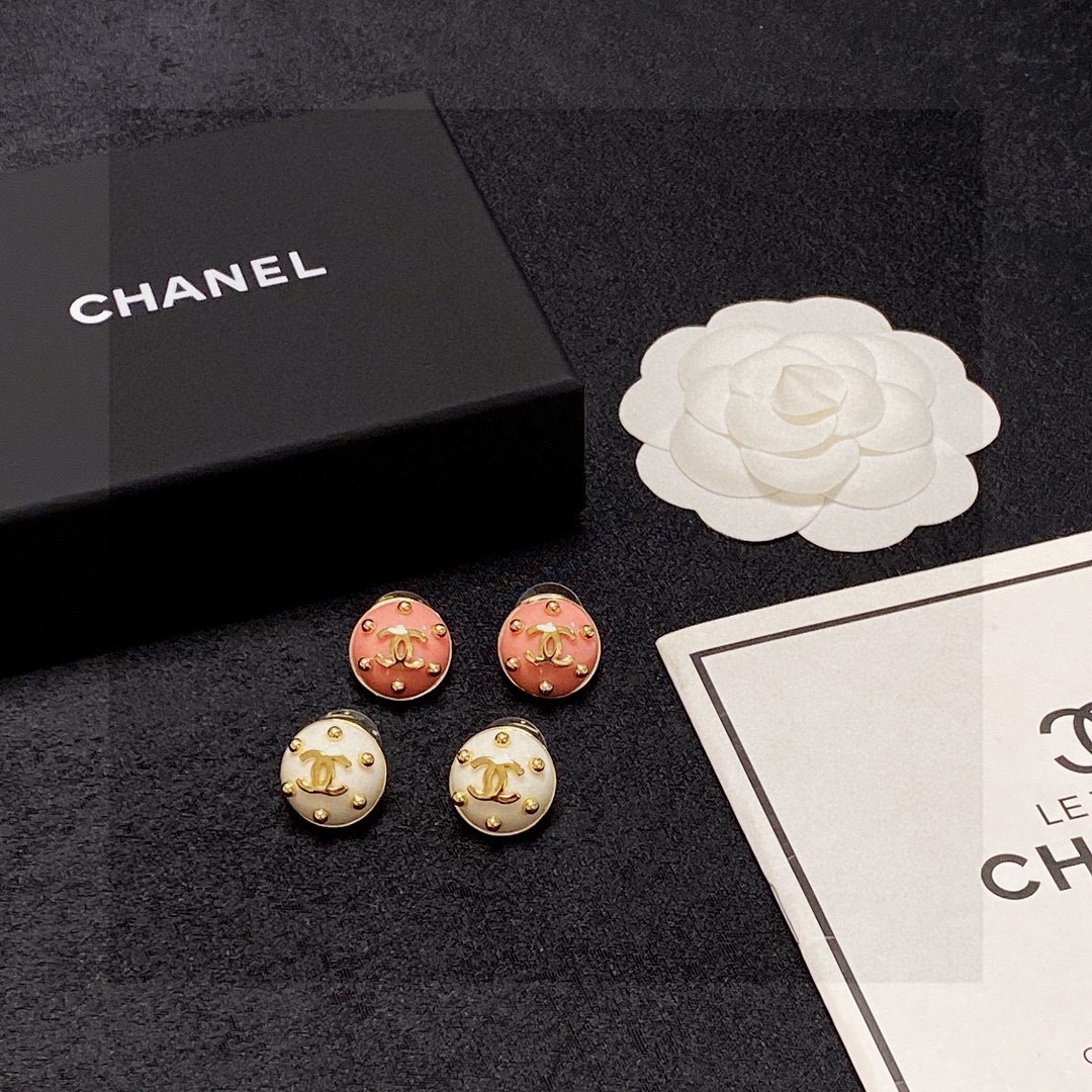 🥰Chanel 小香双C简约耳钉🌺这款耳环真的超级美👗看着设计简单👍但是佩戴效果好看到爆👍就连我这种小耳