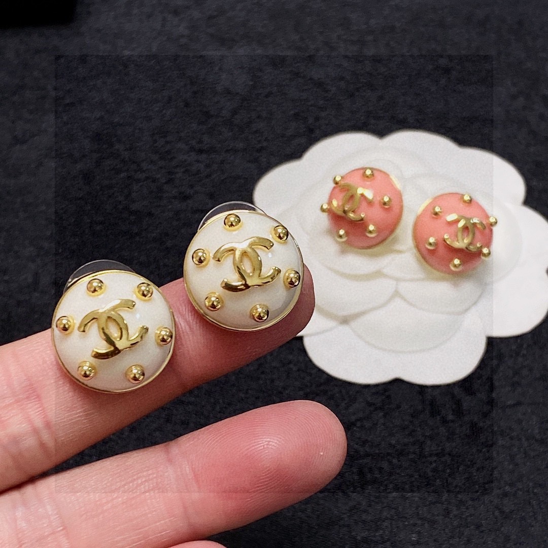 🥰Chanel 小香双C简约耳钉🌺这款耳环真的超级美👗看着设计简单👍但是佩戴效果好看到爆👍就连我这种小耳