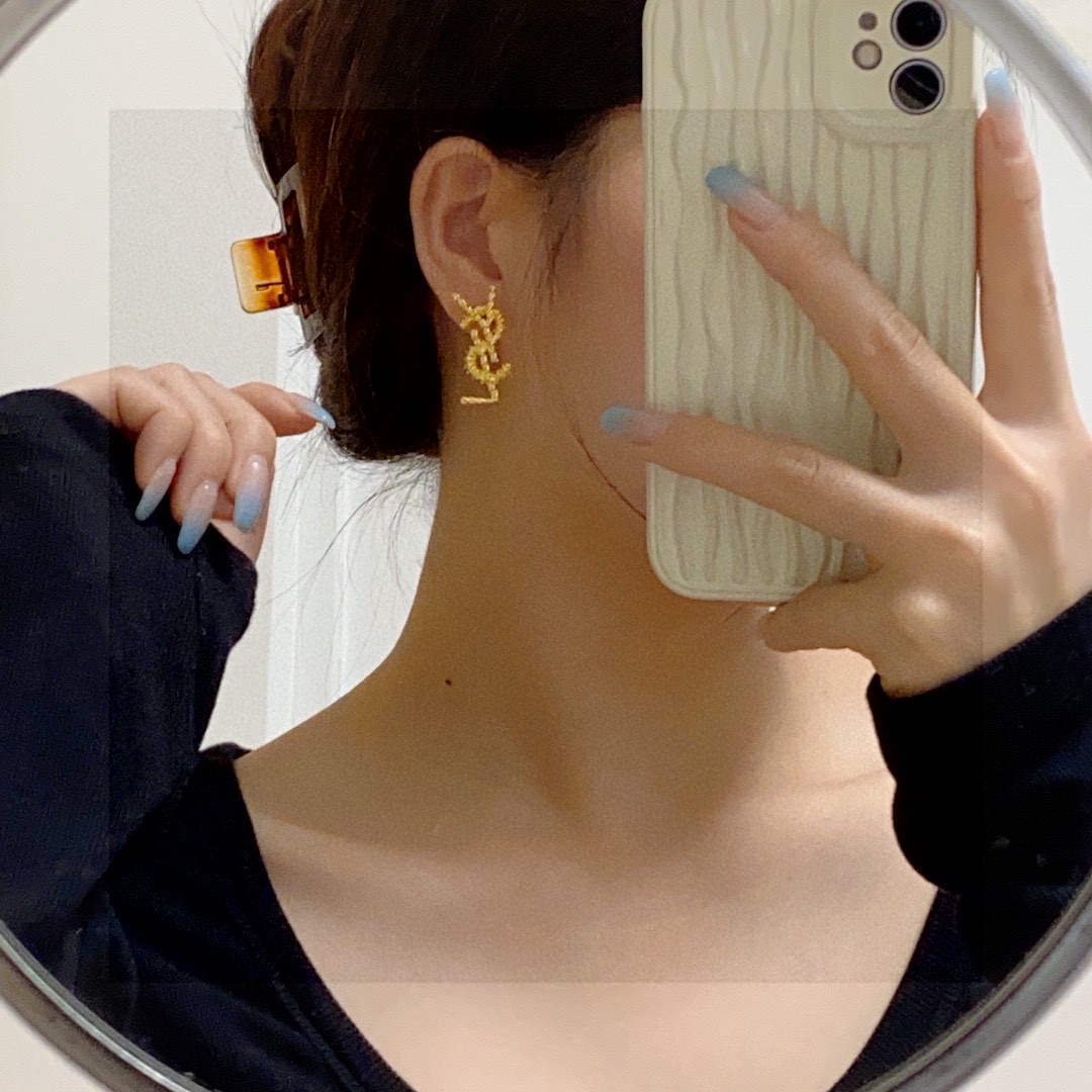 新款 ysl圣罗兰耳钉 美丽永远敌不过经典 黄金时期的香奈就是最经典．也是最有味道的 女人独立优雅魅力知