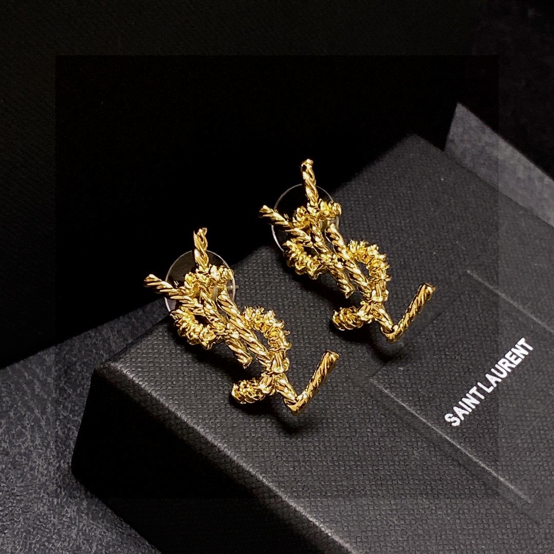 新款 ysl圣罗兰耳钉 美丽永远敌不过经典 黄金时期的香奈就是最经典．也是最有味道的 女人独立优雅魅力知