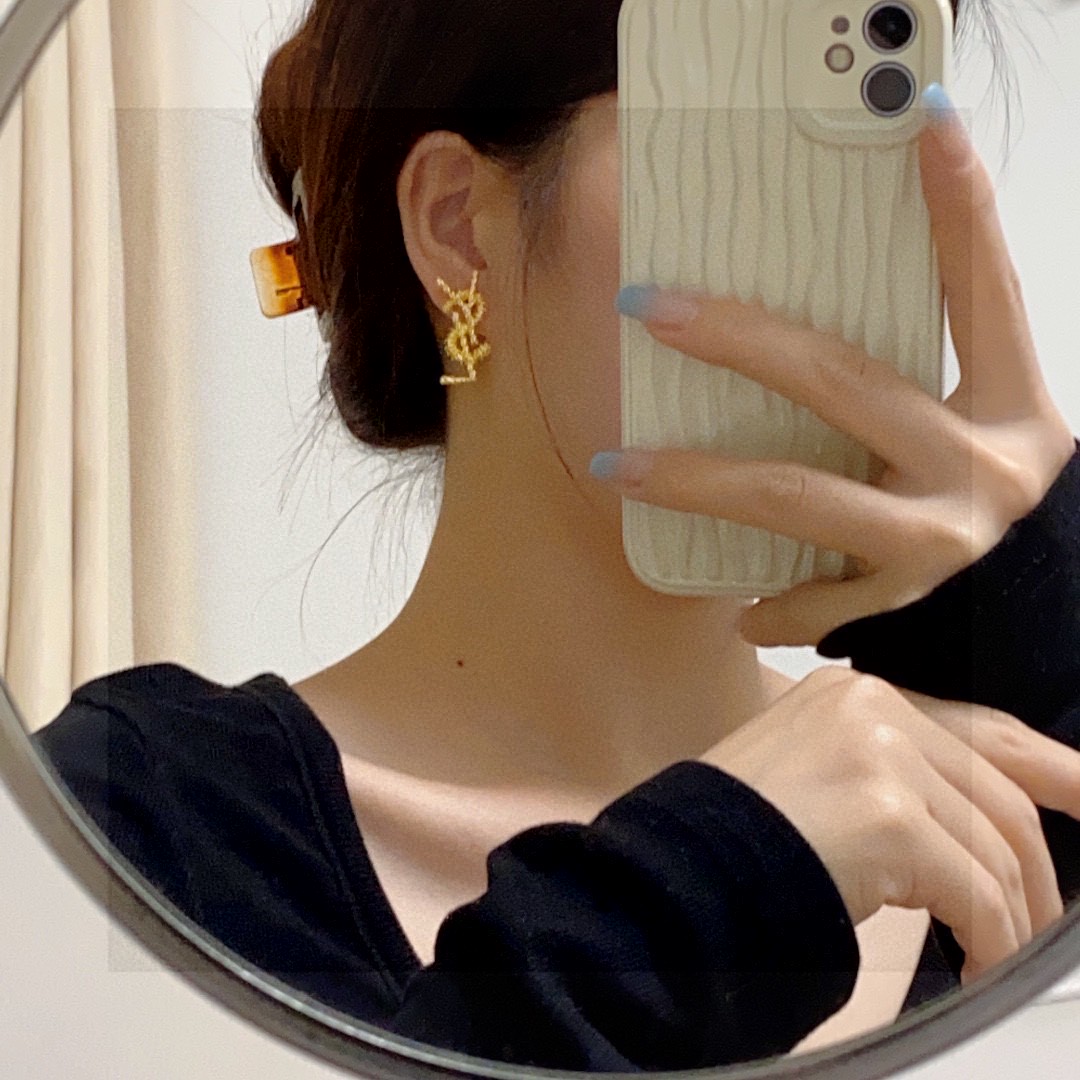 新款 ysl圣罗兰耳钉 美丽永远敌不过经典 黄金时期的香奈就是最经典．也是最有味道的 女人独立优雅魅力知