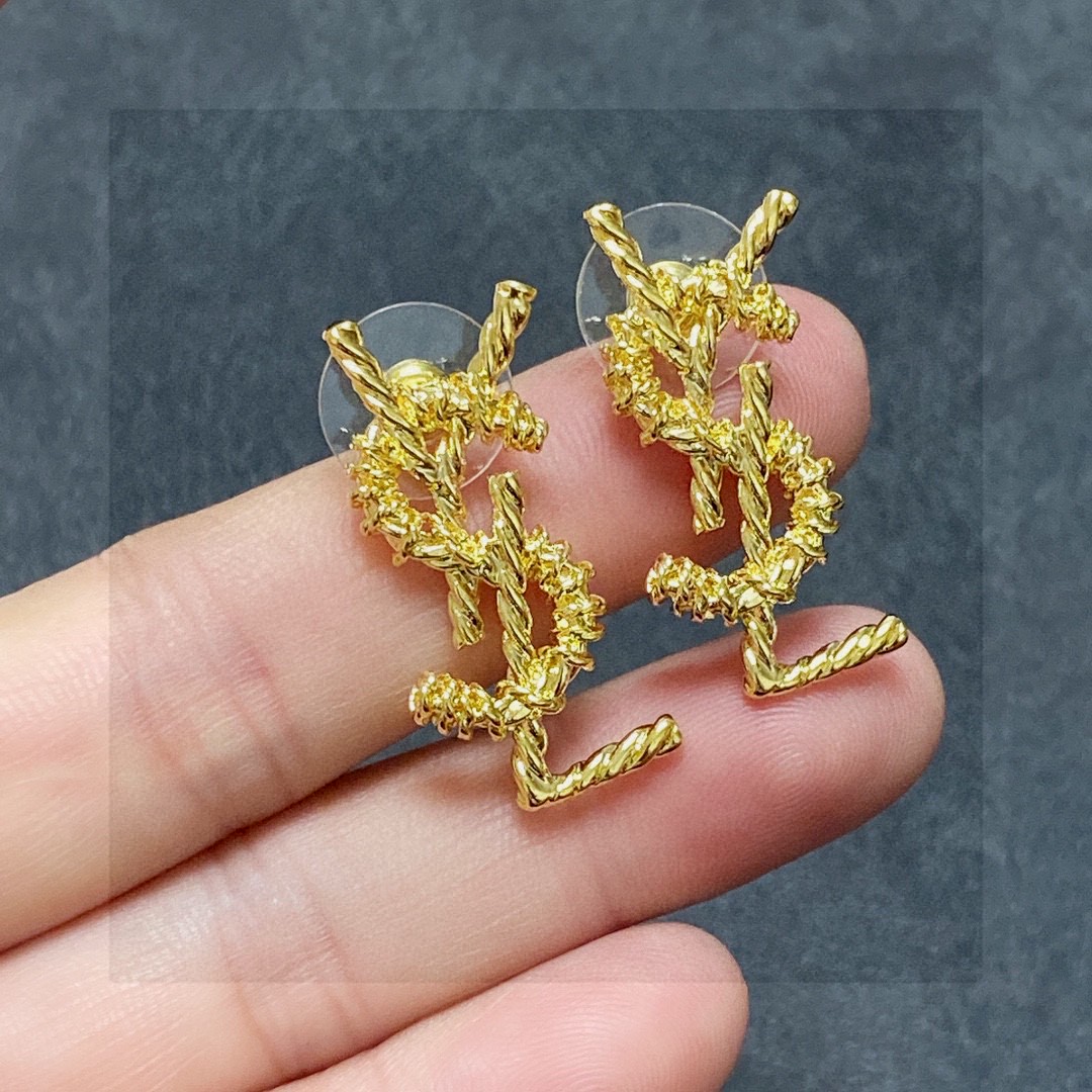 新款 ysl圣罗兰耳钉 美丽永远敌不过经典 黄金时期的香奈就是最经典．也是最有味道的 女人独立优雅魅力知