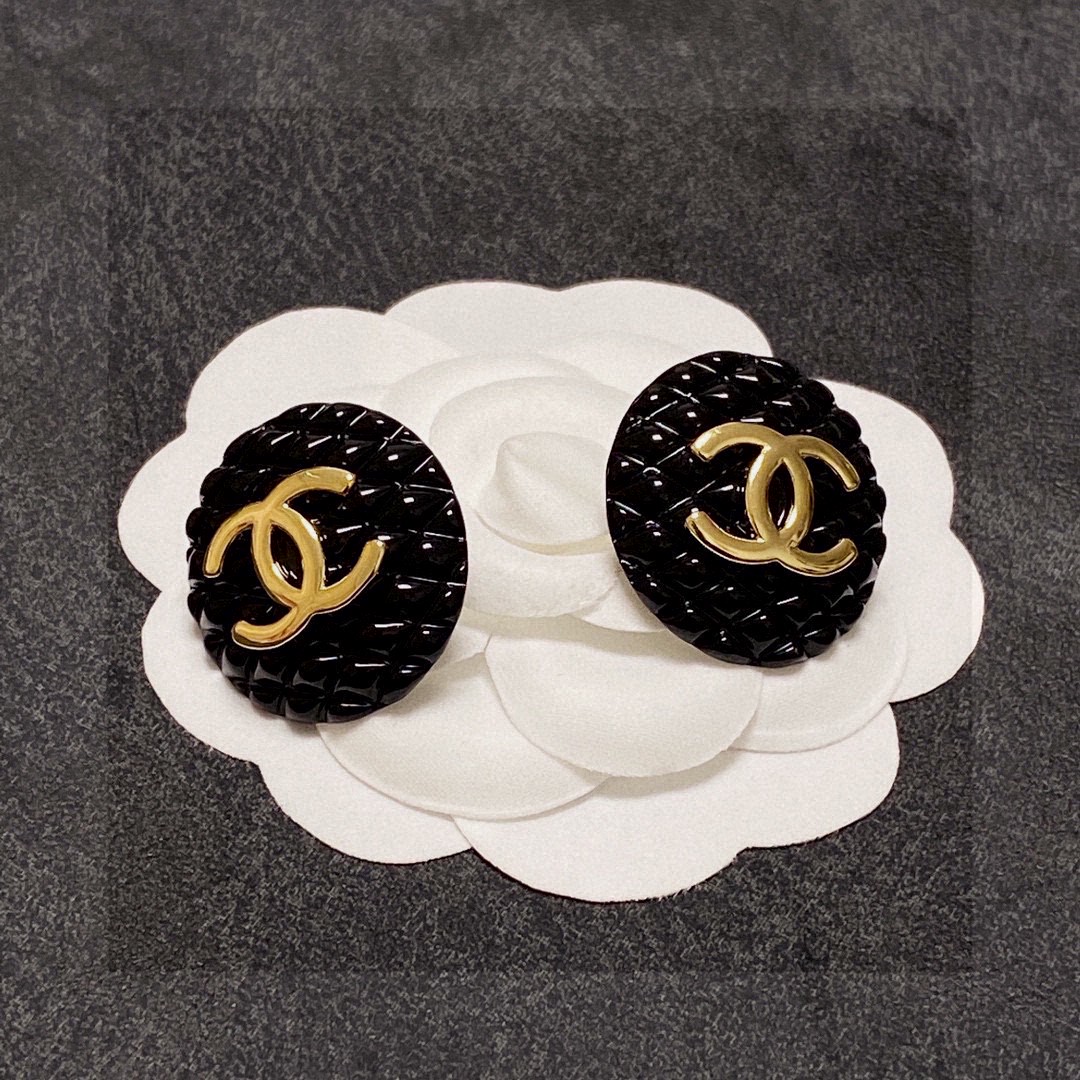 香奈儿CHANEL双C黑色菱格耳钉👌超级精致 大小适中 非常日常百搭的一款 一眼爱上 💖自留自留 美美哒
