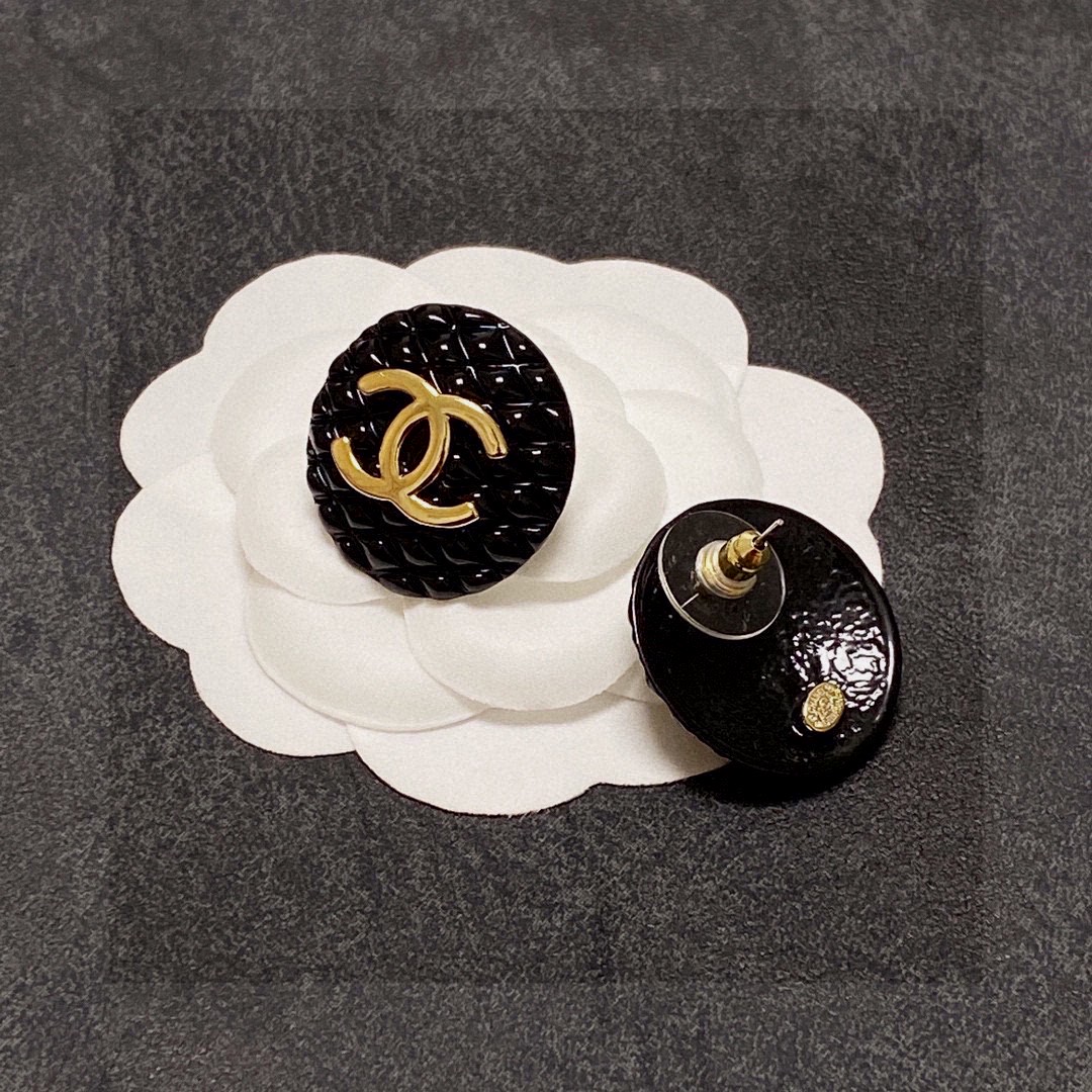香奈儿CHANEL双C黑色菱格耳钉👌超级精致 大小适中 非常日常百搭的一款 一眼爱上 💖自留自留 美美哒