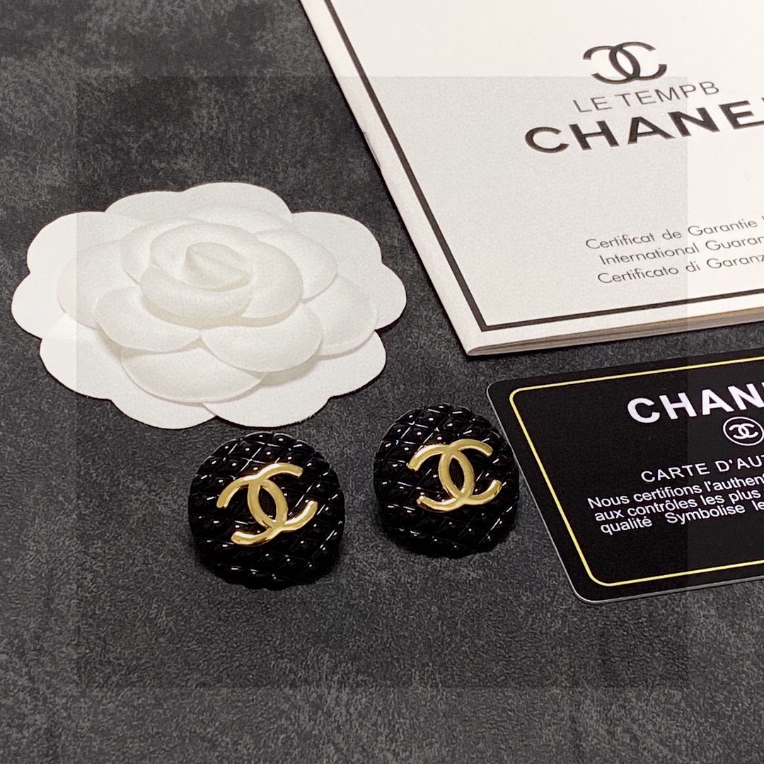 香奈儿CHANEL双C黑色菱格耳钉👌超级精致 大小适中 非常日常百搭的一款 一眼爱上 💖自留自留 美美哒