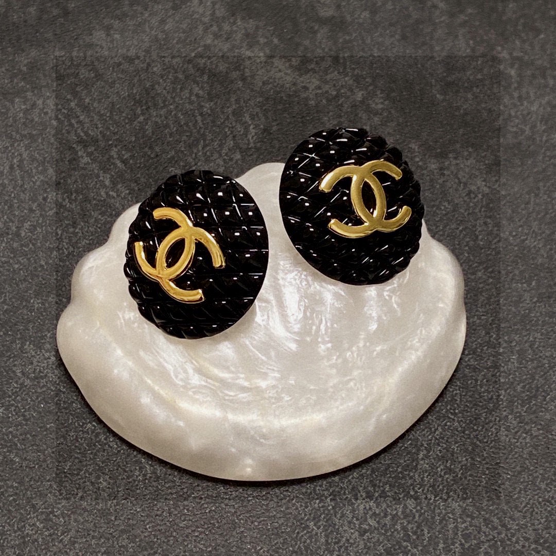 香奈儿CHANEL双C黑色菱格耳钉👌超级精致 大小适中 非常日常百搭的一款 一眼爱上 💖自留自留 美美哒