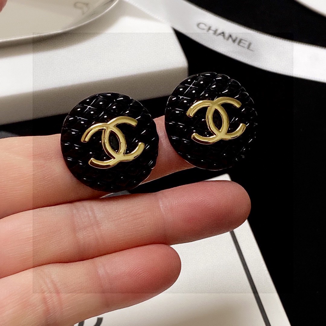 香奈儿CHANEL双C黑色菱格耳钉👌超级精致 大小适中 非常日常百搭的一款 一眼爱上 💖自留自留 美美哒