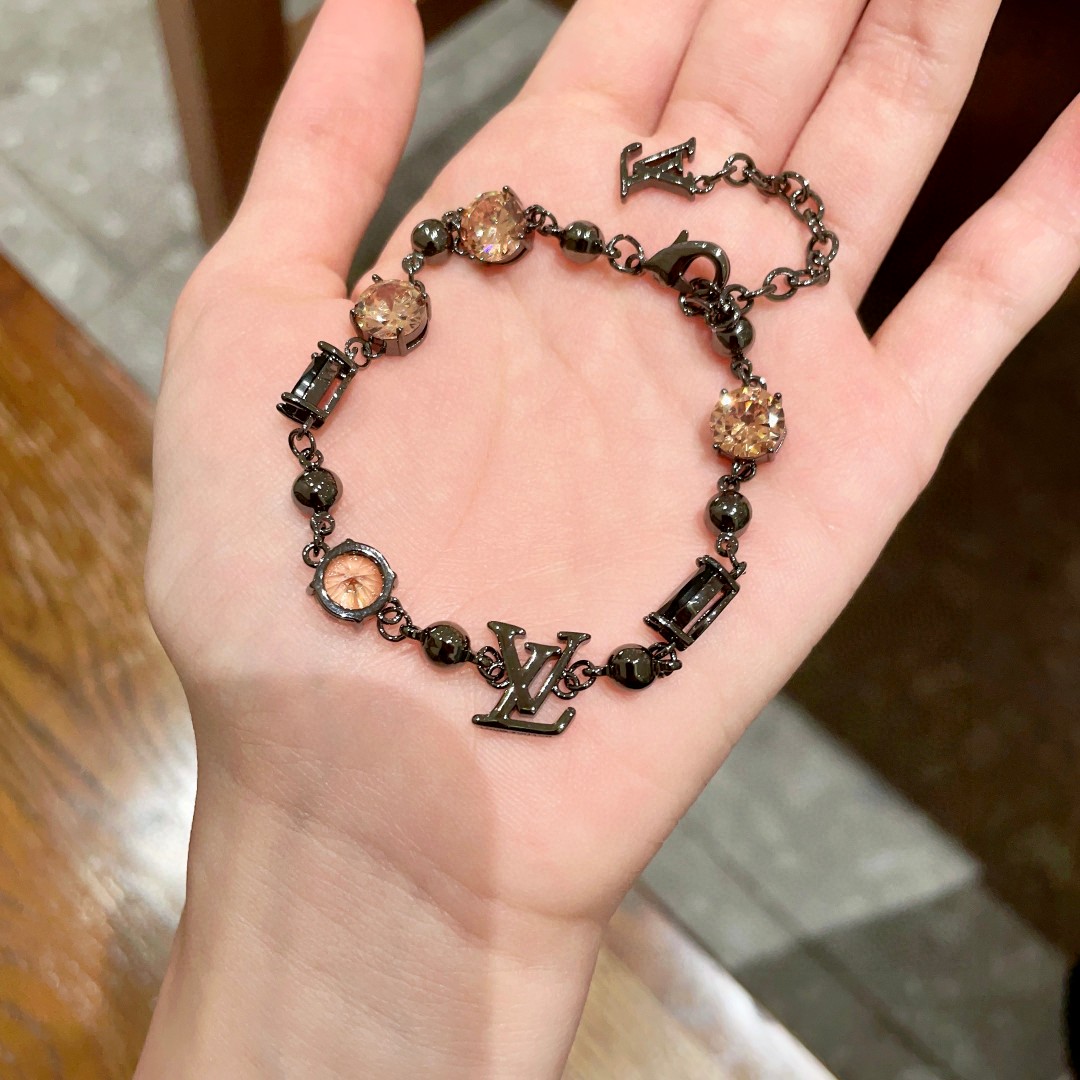 💥💥💥LOUISVUITTON以 经典花纹图案设计 双花 款设计方式吊坠LV品牌标志设计，经典标志理念、