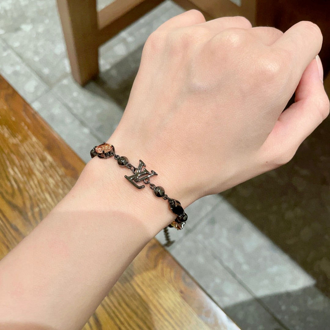 💥💥💥LOUISVUITTON以 经典花纹图案设计 双花 款设计方式吊坠LV品牌标志设计，经典标志理念、