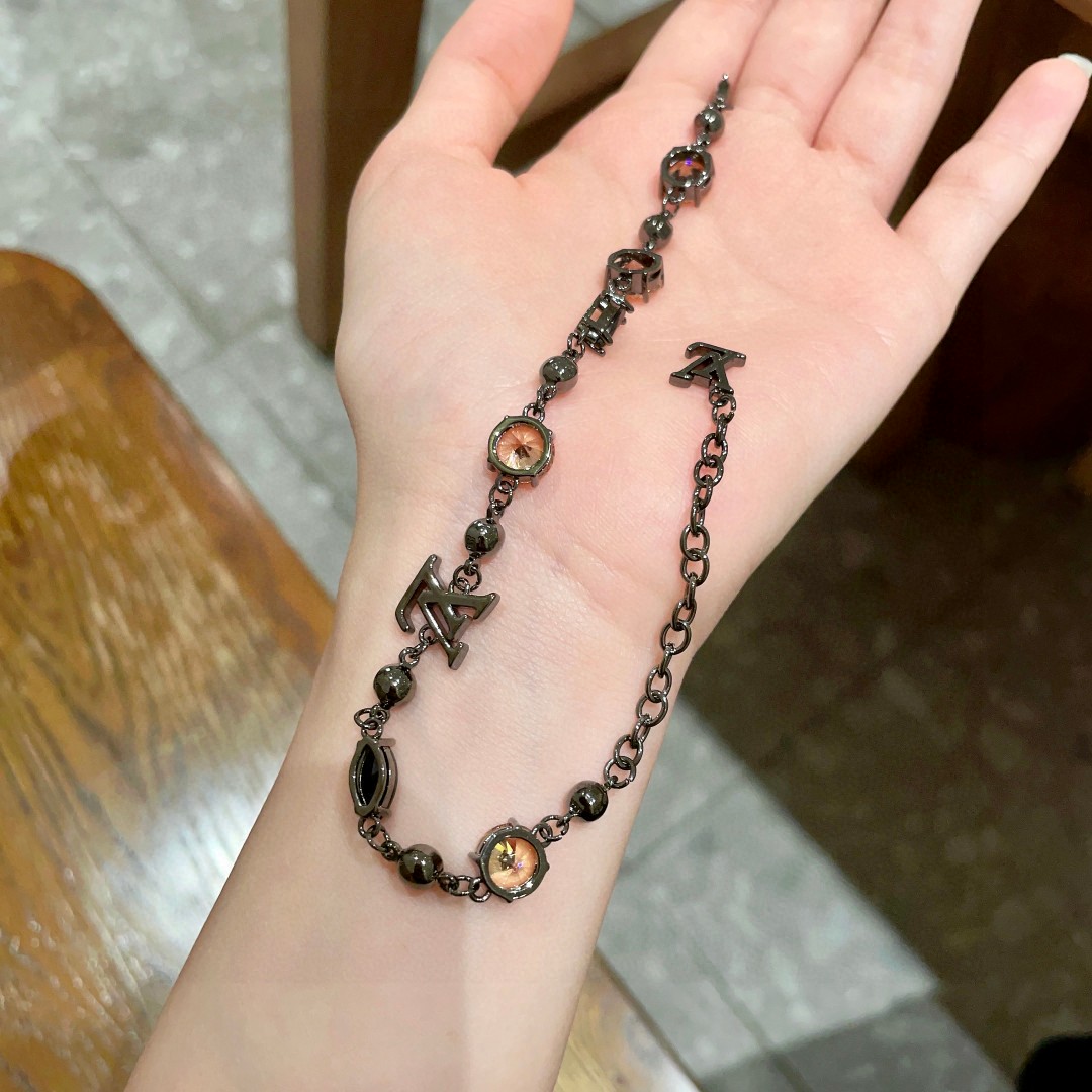 💥💥💥LOUISVUITTON以 经典花纹图案设计 双花 款设计方式吊坠LV品牌标志设计，经典标志理念、