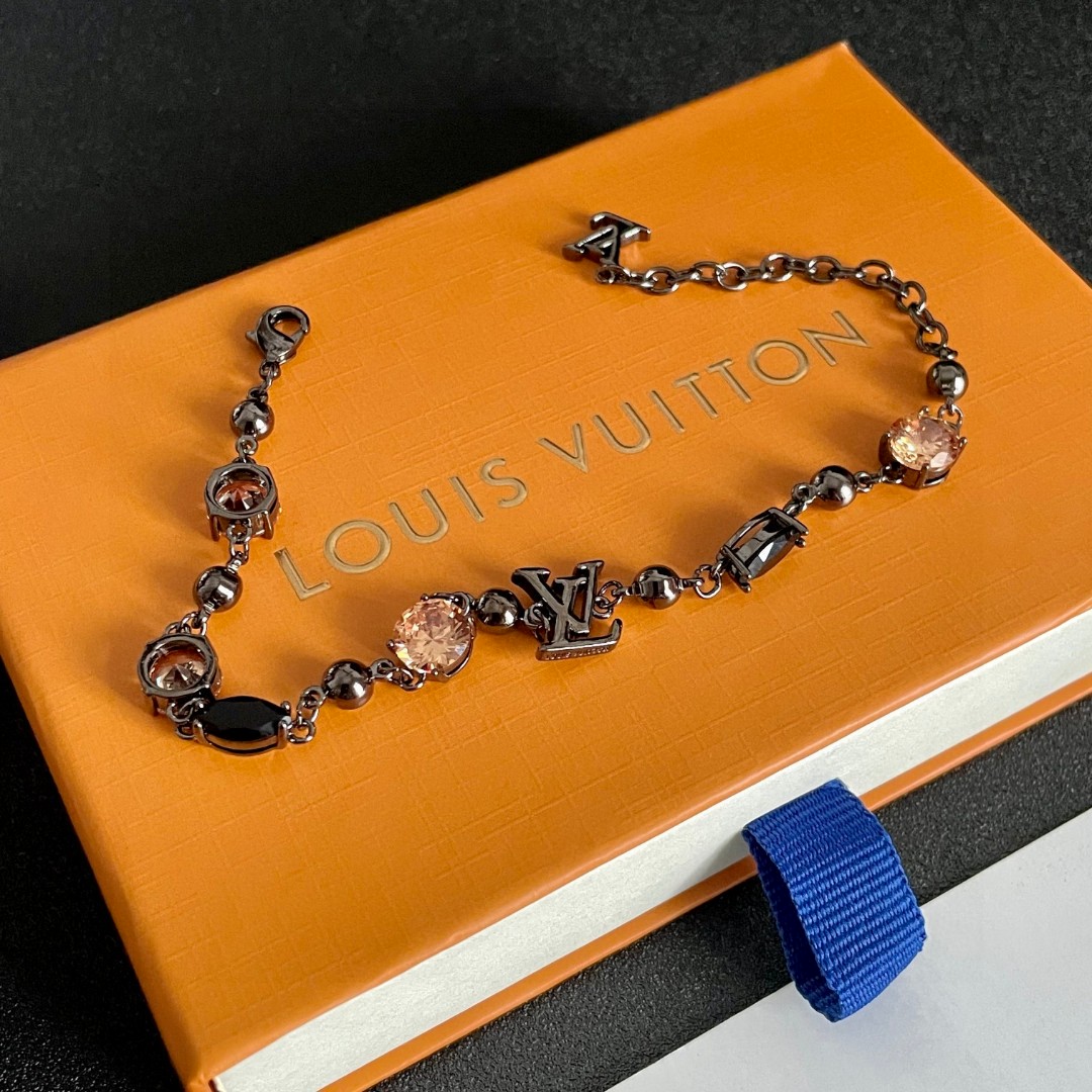 💥💥💥LOUISVUITTON以 经典花纹图案设计 双花 款设计方式吊坠LV品牌标志设计，经典标志理念、