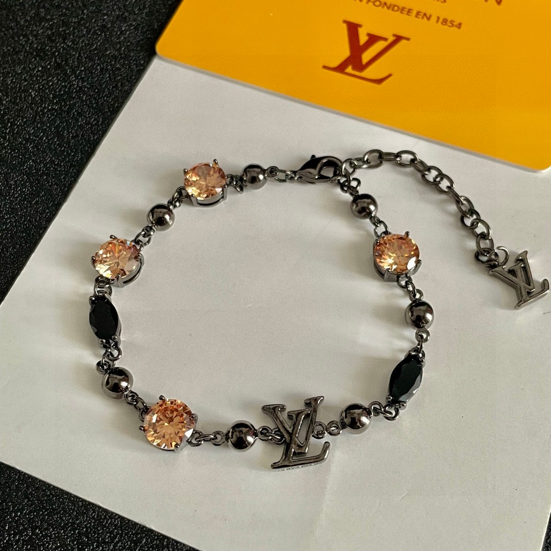 💥💥💥LOUISVUITTON以 经典花纹图案设计 双花 款设计方式吊坠LV品牌标志设计，经典标志理念、