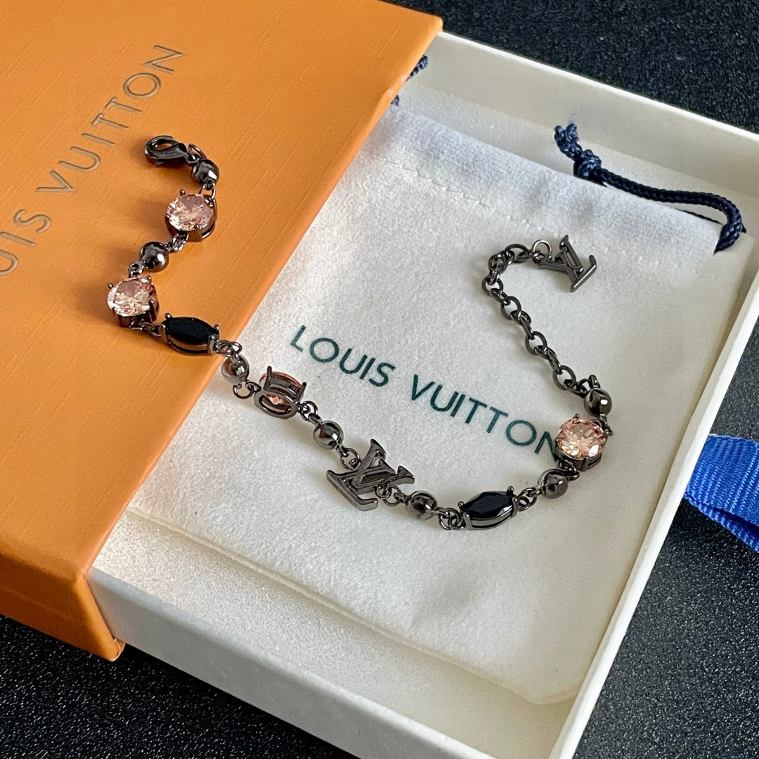 💥💥💥LOUISVUITTON以 经典花纹图案设计 双花 款设计方式吊坠LV品牌标志设计，经典标志理念、