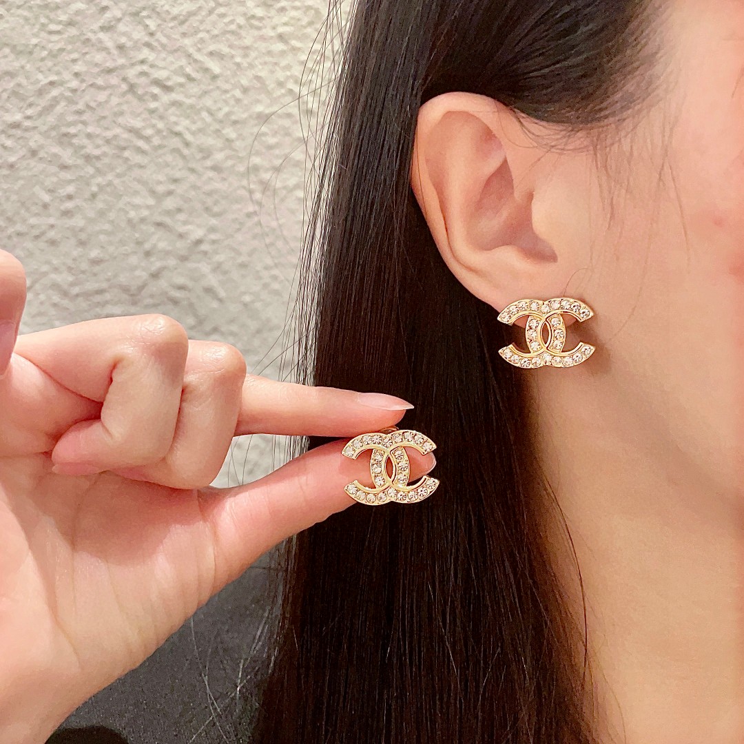  Chanel香奈儿 中古 耳钉👀小香家的款式真心无需多介绍😘🎶每一款都超好看，精致大方，非常显气质