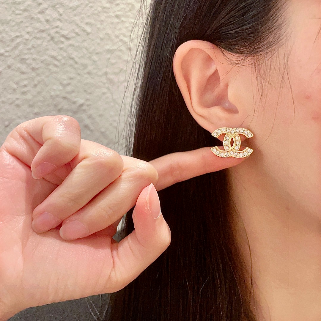  Chanel香奈儿 中古 耳钉👀小香家的款式真心无需多介绍😘🎶每一款都超好看，精致大方，非常显气质