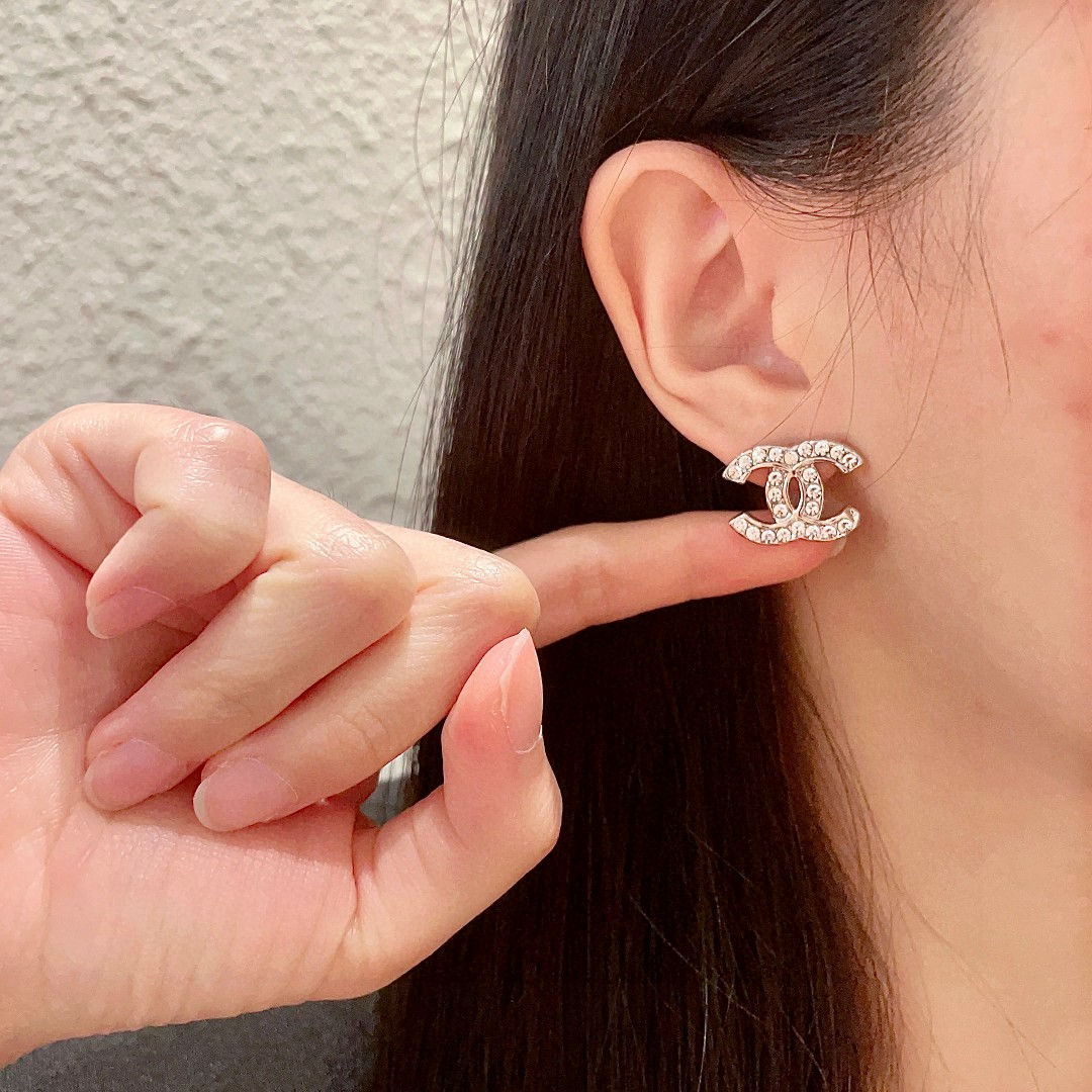  Chanel香奈儿 中古 耳钉👀小香家的款式真心无需多介绍😘🎶每一款都超好看，精致大方，非常显气质