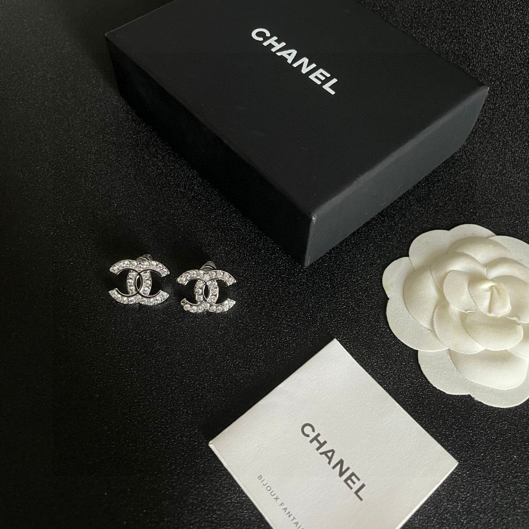  Chanel香奈儿 中古 耳钉👀小香家的款式真心无需多介绍😘🎶每一款都超好看，精致大方，非常显气质