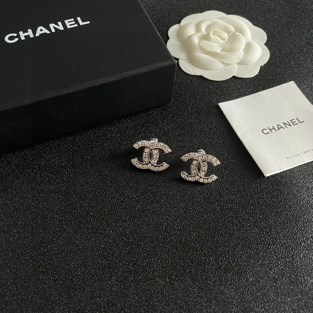  Chanel香奈儿 中古 耳钉👀小香家的款式真心无需多介绍😘🎶每一款都超好看，精致大方，非常显气质