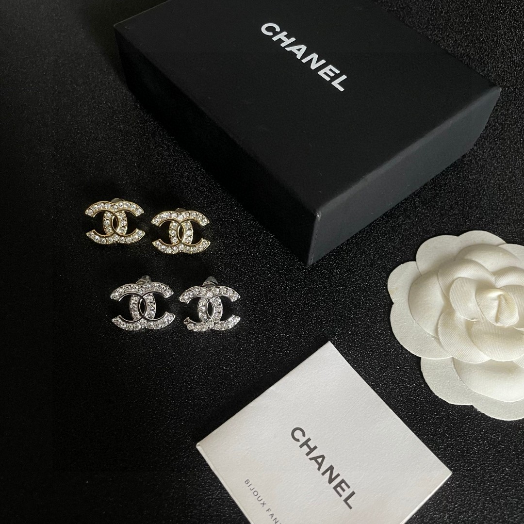  Chanel香奈儿 中古 耳钉👀小香家的款式真心无需多介绍😘🎶每一款都超好看，精致大方，非常显气质
