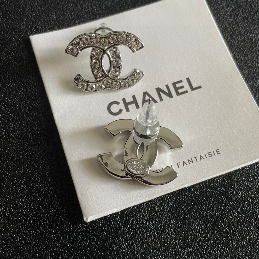  Chanel香奈儿 中古 耳钉👀小香家的款式真心无需多介绍😘🎶每一款都超好看，精致大方，非常显气质