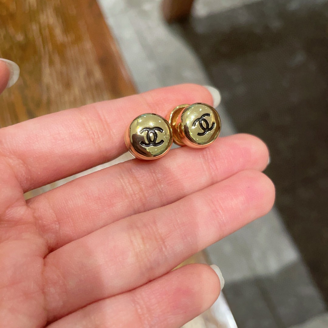 Chanel香奈儿 中古 耳钉👀小香家的款式真心无需多介绍😘🎶每一款都超好看，精致大方，非常显气质.