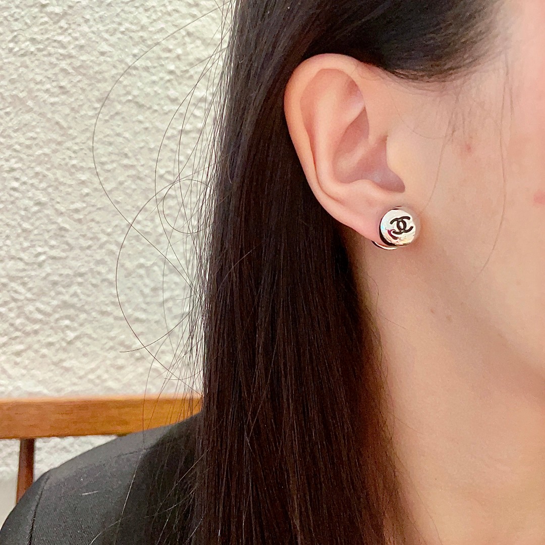 Chanel香奈儿 中古 耳钉👀小香家的款式真心无需多介绍😘🎶每一款都超好看，精致大方，非常显气质.