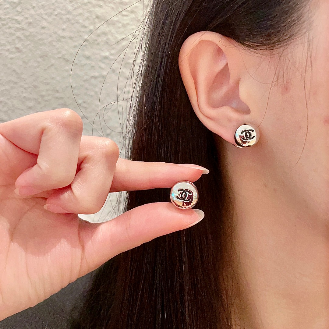 Chanel香奈儿 中古 耳钉👀小香家的款式真心无需多介绍😘🎶每一款都超好看，精致大方，非常显气质.