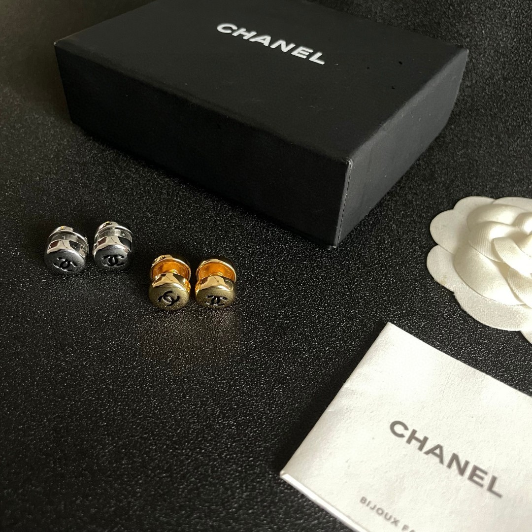 Chanel香奈儿 中古 耳钉👀小香家的款式真心无需多介绍😘🎶每一款都超好看，精致大方，非常显气质.